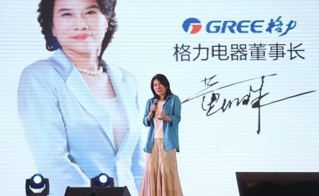 71岁董明珠汉街现身，干练亮相人群中气质出众